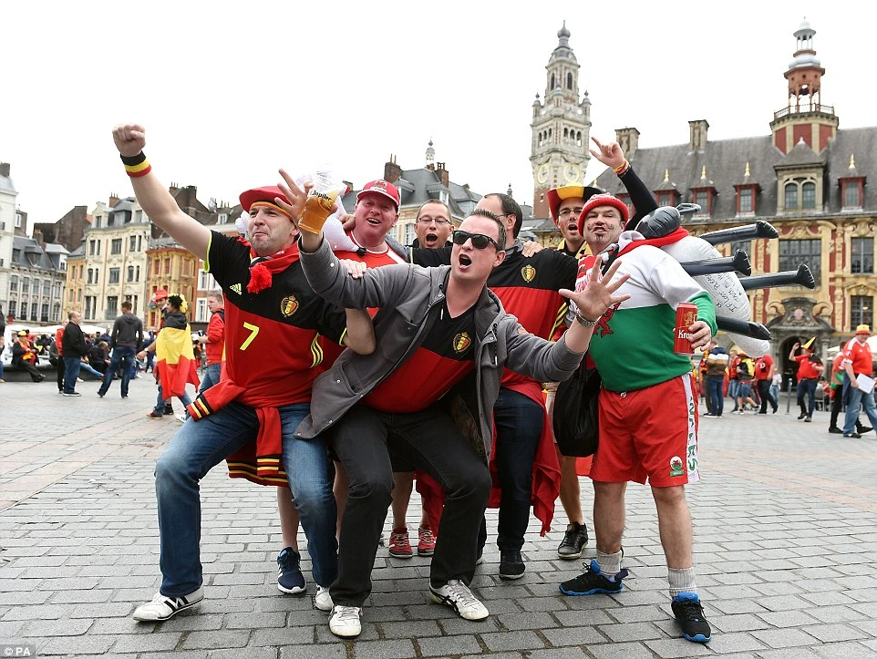 Hàng ngàn người dân đổ xô ra các thành phố lớn ăn mừng